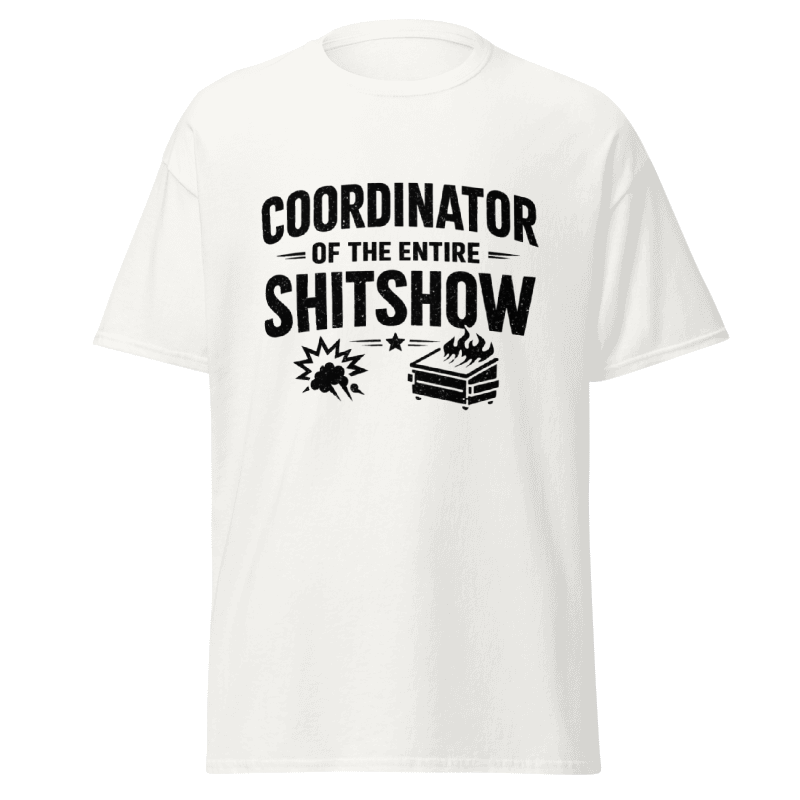 Koszulka T-Shirt Rizer "Coordinator Of The Entire Shitshow" na czarnym tle, nadruk z tekstem, casual styl, wygodny materiał.