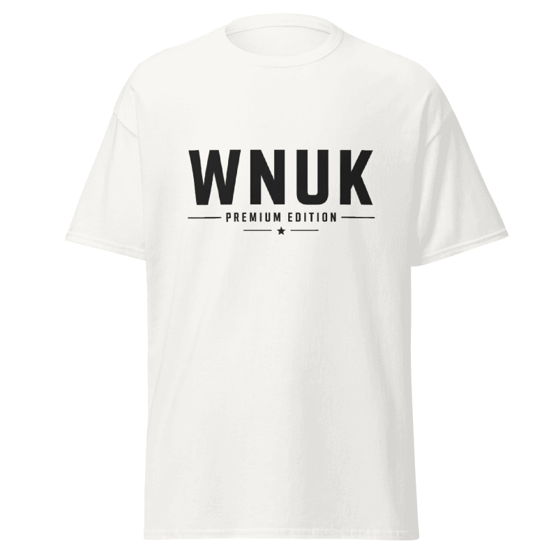 Koszulka Rizer "Wnuk Premium Edition" na modelu, biała t-shirt z nadrukiem dla wnuka, wygodny i modny design.