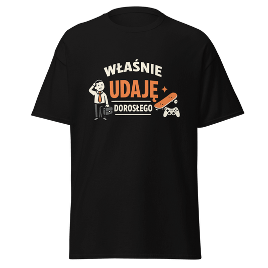Koszulka T-Shirt Rizer z nadrukiem "Właśnie Udaję Dorosłego" na białej tkaninie, casualowy styl, wygodny materiał.