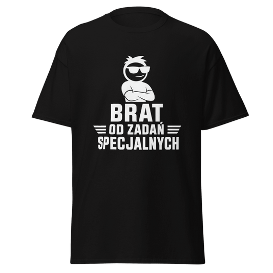 Koszulka T-Shirt Rizer "Brat Od Zadań Specjalnych" na czarnym tle, wygodny t-shirt z nadrukiem dla fanów serii.