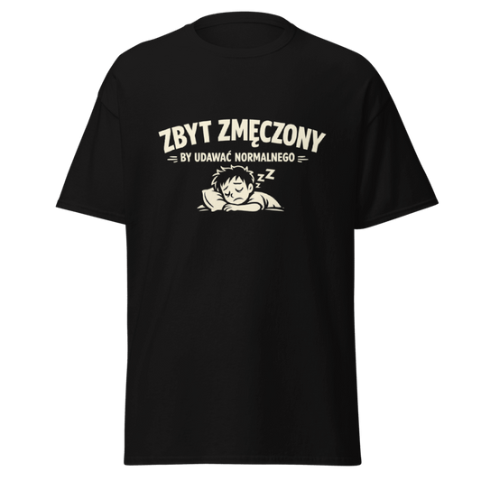 Koszulka T-Shirt Rizer "Zbyt Zmęczony By Udawać Normalnego" na modelu, czarna z nadrukiem tekstowym na przodzie.